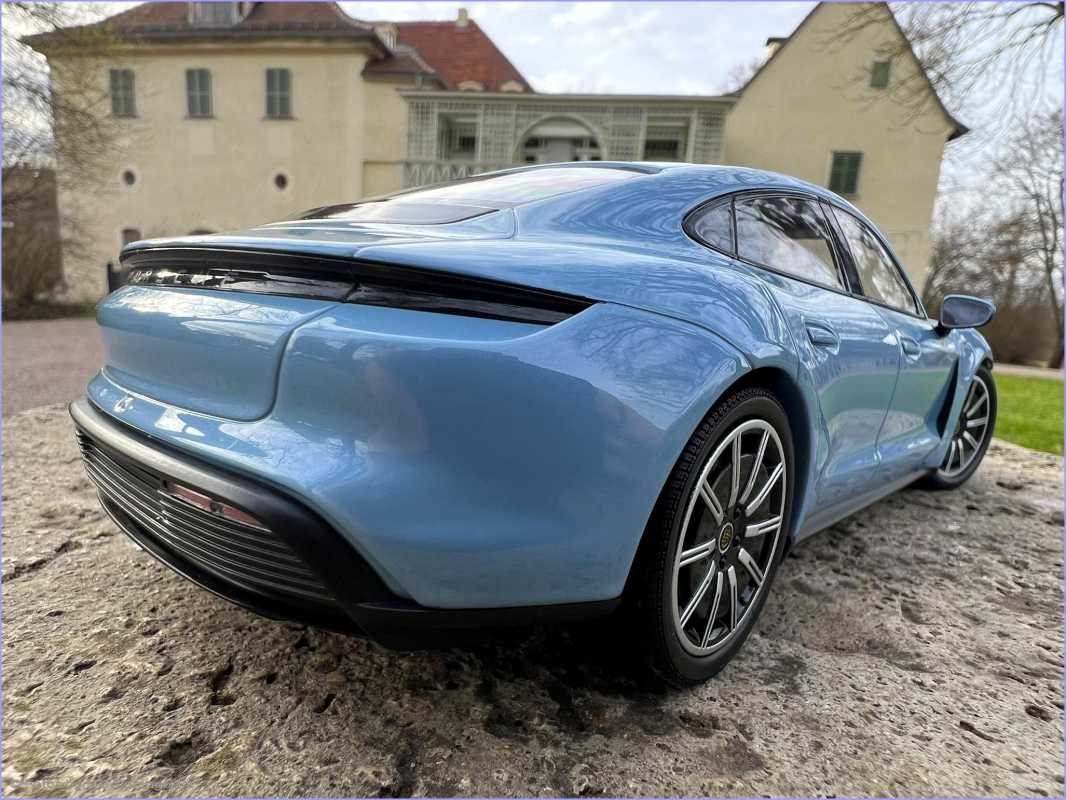 1:18 Porsche Taycan 4S Frozenbluemetallic inkl. OVP